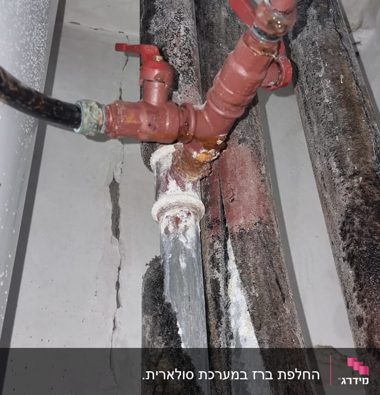 צינורות מים עם ברזים חלודים ותיקונים